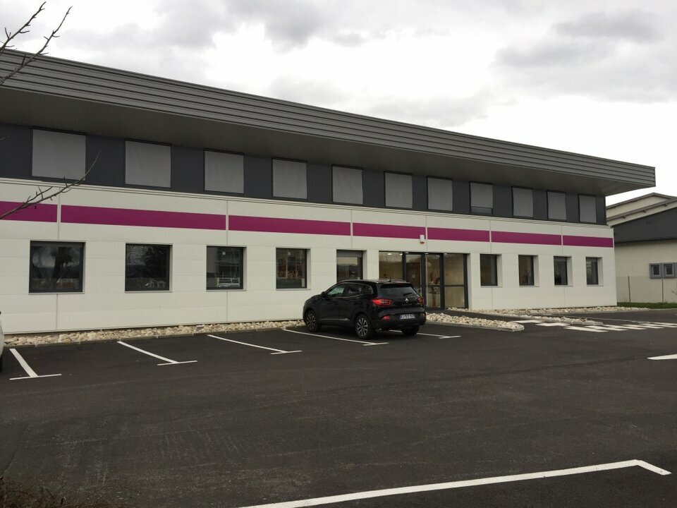 Idéalement situés, bureaux à louer de 127m2 en bon état, avec stationnements.